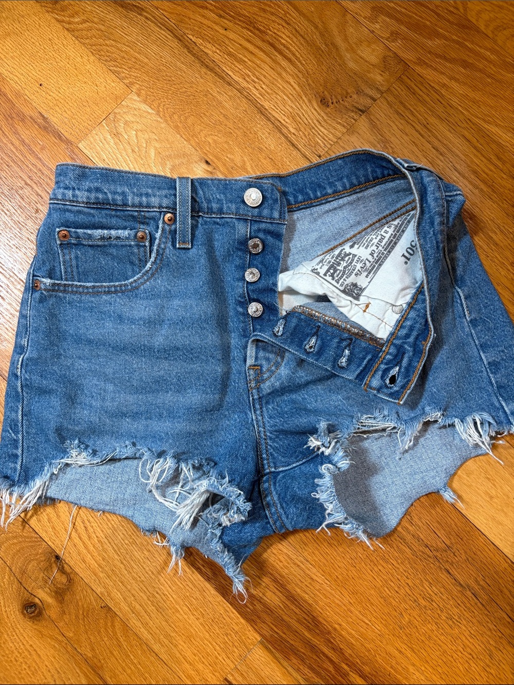 • Levi’s • - Picture 5 of 5